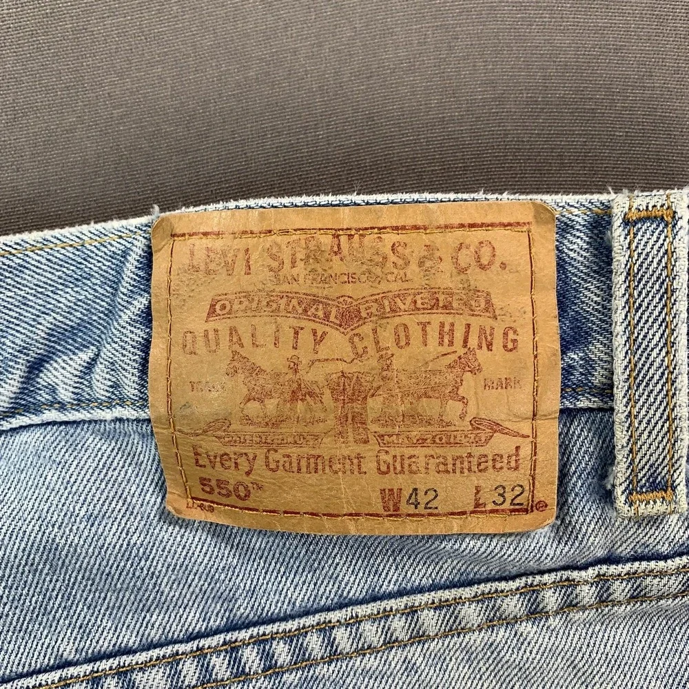 Levis 550 Jeans Mens 42x32 Blue Denim Relaxed Tapered Leg Light Wash (41x32 Fit)